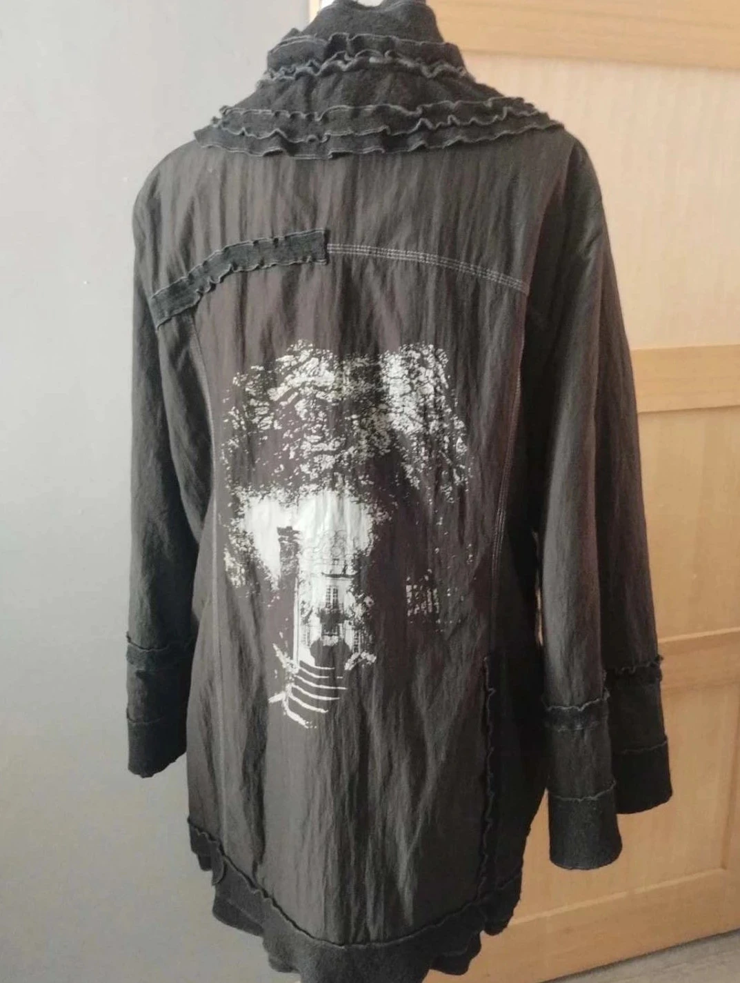 Manteau mujer negro, original con un dibujo en la espalda, T46, S.quise – photo 6
